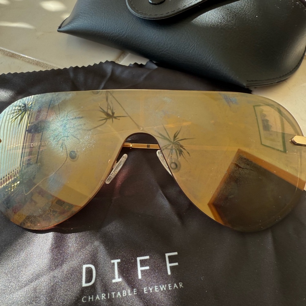 Diff Eyewear Gold Shield Sunglasses